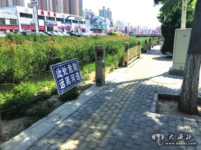 臨街圍欄里垃圾泛濫排洪道護欄遭破壞 臟亂問題仍需繼續(xù)整治