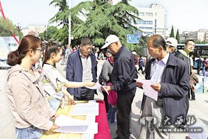 西固主要道路兩旁開展了“六·五”世界環(huán)境日大型宣傳活動