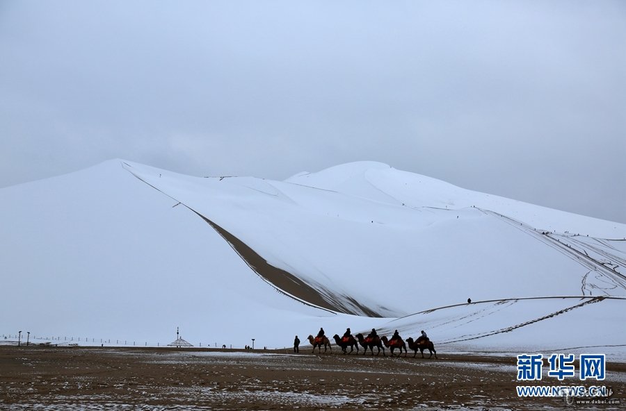 敦煌：初冬迎雪 大漠如畫