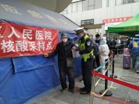 東崗交警大隊民警助