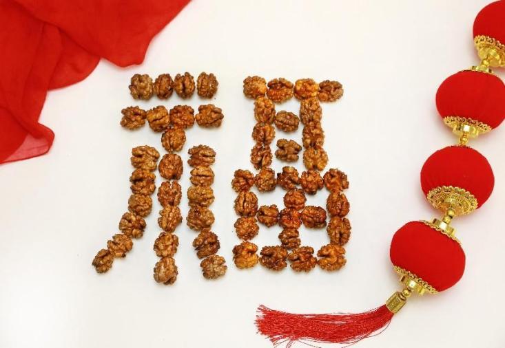 “福字”核桃祝福龍年